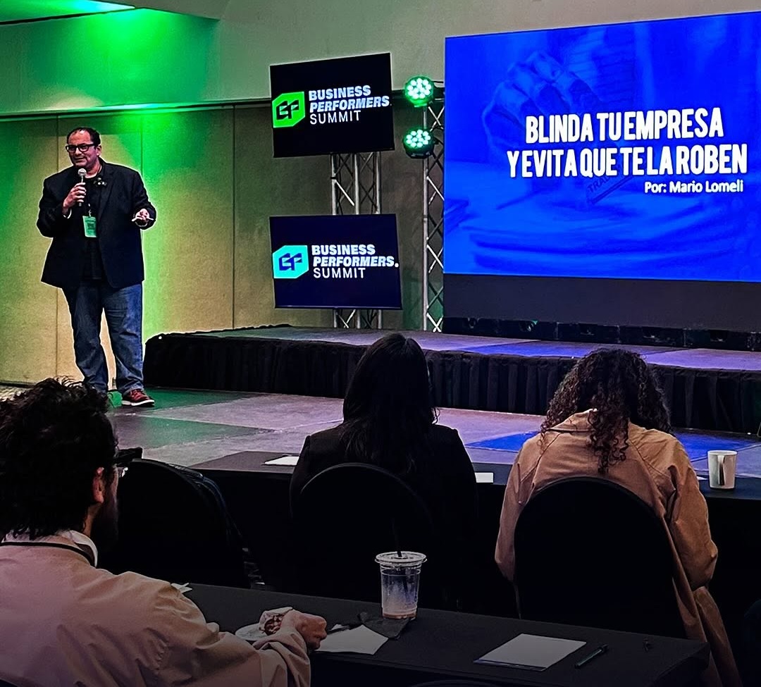 Mario Lomeli Ibarra impartiendo la conferencia «Blinda tu empresa y evita que te la roben» en Business Performers Summit